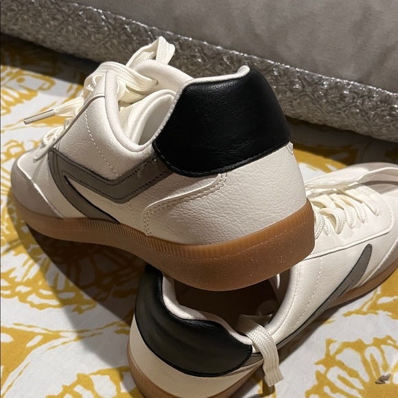 DV by Dolce Vita Women's Ivory and Ebony Sneakers - Picture 4 of 6